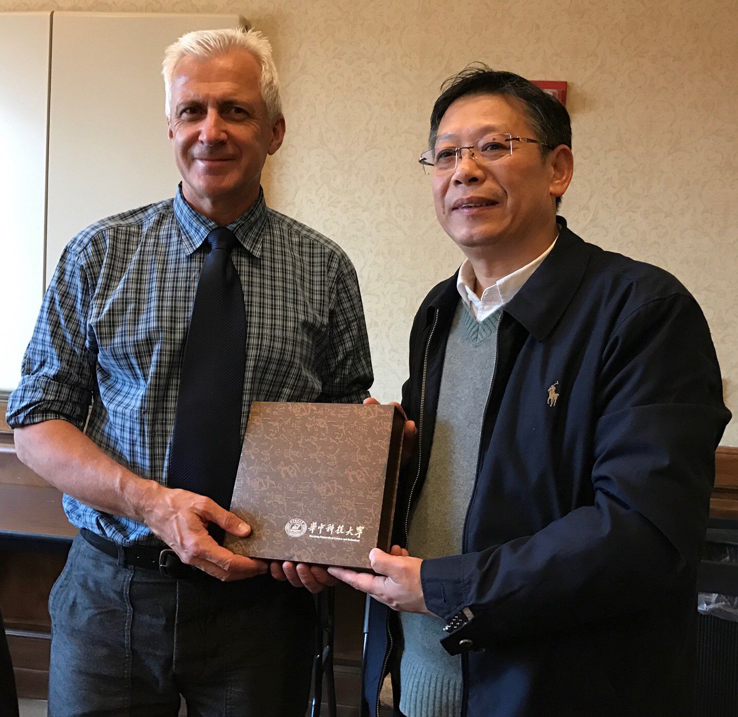 82 张昆院长向沃德泰克院长赠送礼物 82 张昆院长向沃德泰克院长赠送礼物