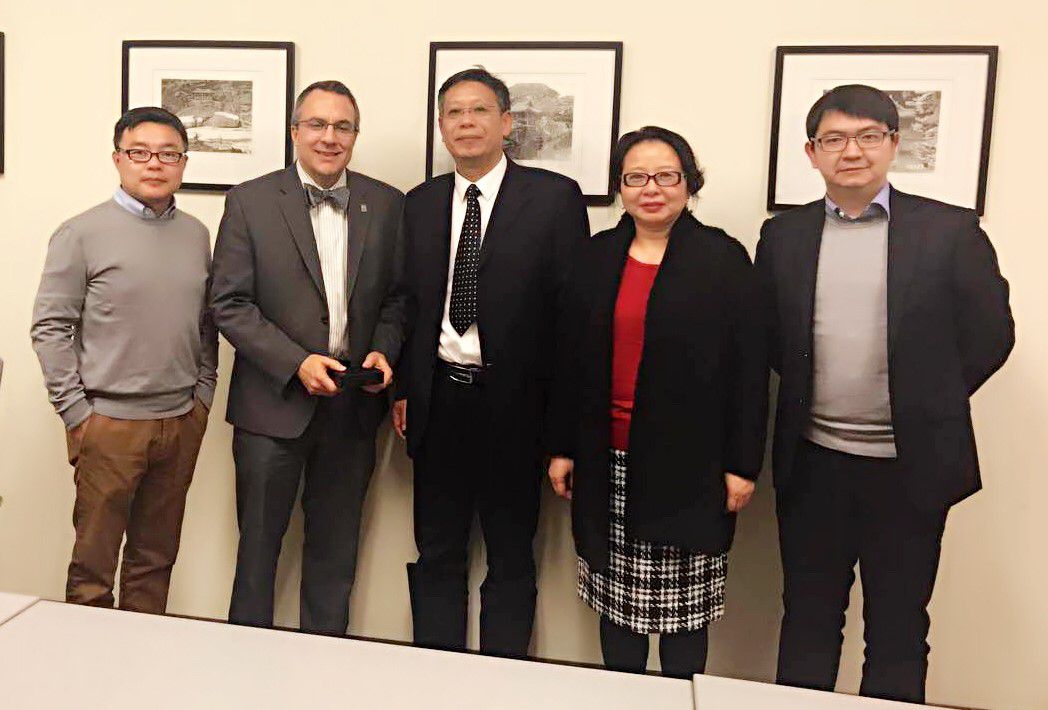 7参访团与蒂姆•巴恩斯主任、姚正宇教授合影 7参访团与蒂姆•巴恩斯主任、姚正宇教授合影